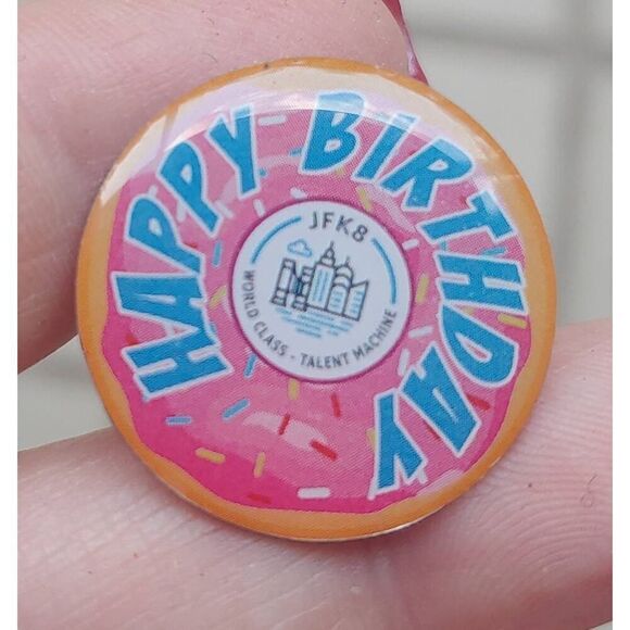 Amazon Peccy Pin "JFK8 HAPPY BIRTHDAY" - Picture 1 of 3